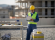 Il capocantiere controlla la lista di sicurezza prima di iniziare i lavori.