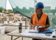 Il responsabile di cantiere controlla la documentazione relativa alla sicurezza.