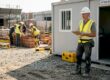Il responsabile di cantiere supervisiona il lavoro degli operai sul posto.